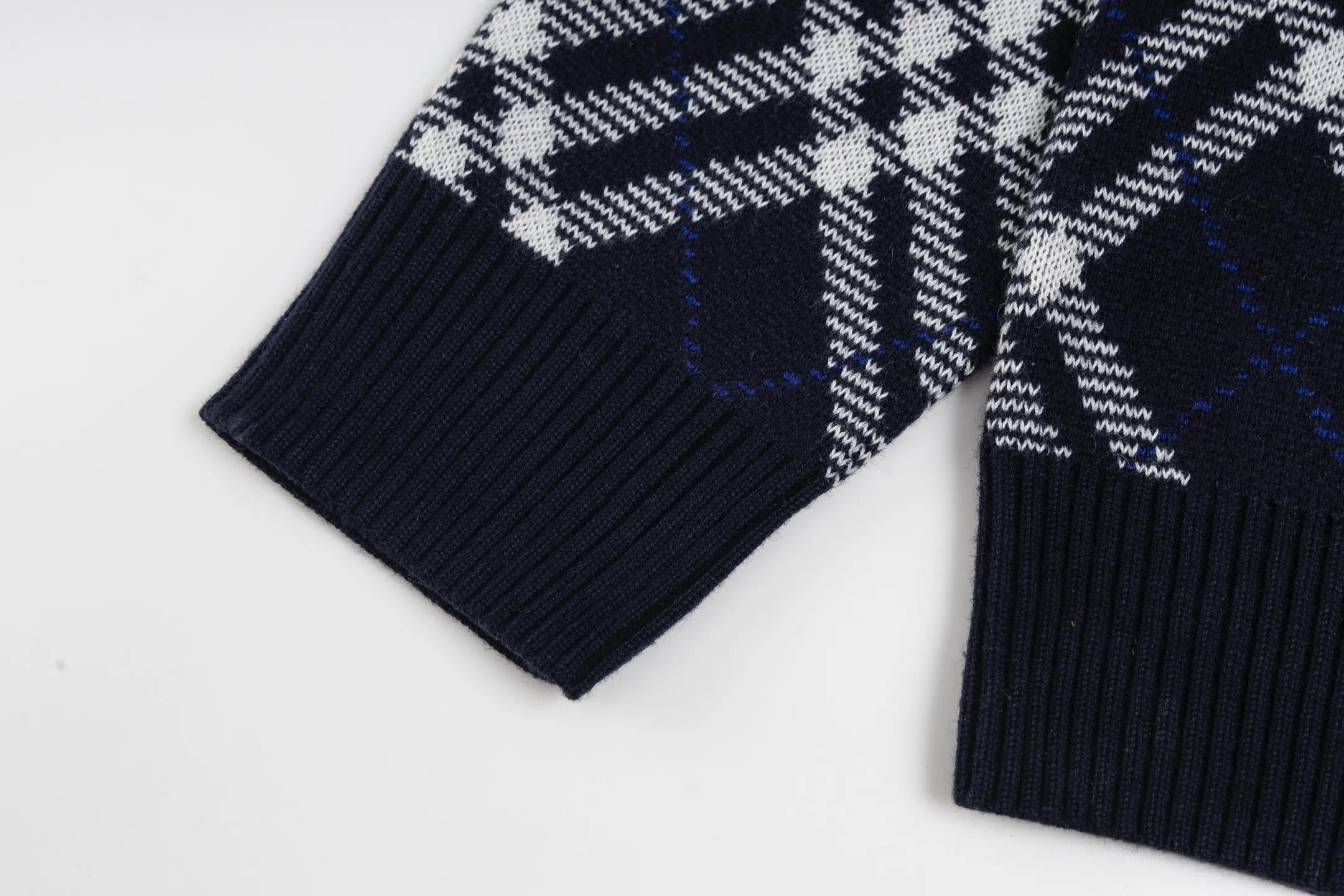 BBR 6,503 ， ， 。Classic Burberry ， ， 。 ， ， 。 、 ， 。 ， 。 Breathable ， 。 ， ， 。 ， ， 。 Size:S/M/L